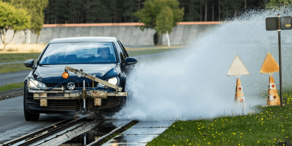 Test pneumatici estivi: ACE Lenkrad confronta le prestazioni degli pneumatici nella frenata sul bagnato