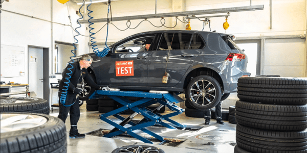  Test pneumatici estivi: ACE Lenkrad effettua il montaggio degli pneumatici per il test