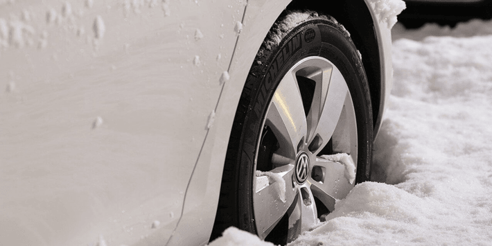 Preparare l’auto per l’inverno: manutenzione e pneumatici neve